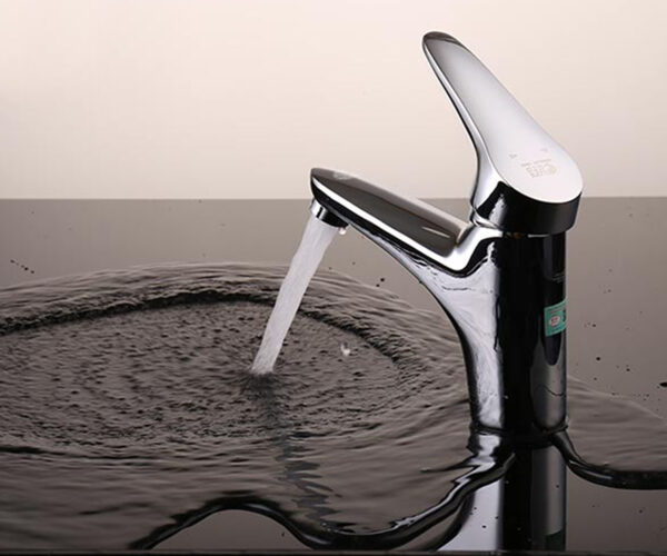 Hình ảnh dòng nước thực tế của vòi lavabo nóng lạnh Eurolife EL-LOT 02, thể hiện khả năng tạo bọt, dòng chảy êm và hạn chế văng bắn khi sử dụng.