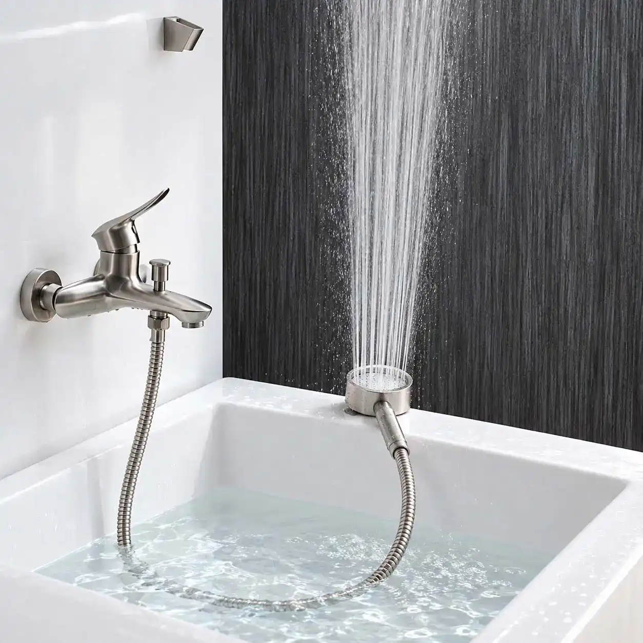 Eurolife EL-119SH vận hành thực tế với dòng Phun thẳng tăng áp tại khu vực phòng tắm