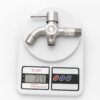 Hình ảnh cân thực tế của Eurolife EL-SL108 cho thấy trọng lượng thân sản phẩm khoảng 359g. Nội dung phù hợp với website giới thiệu vì giúp minh họa cảm giác chắc tay, độ hoàn thiện vật liệu và kết cấu ổn định của mẫu củ sen lạnh Inox SUS 304.