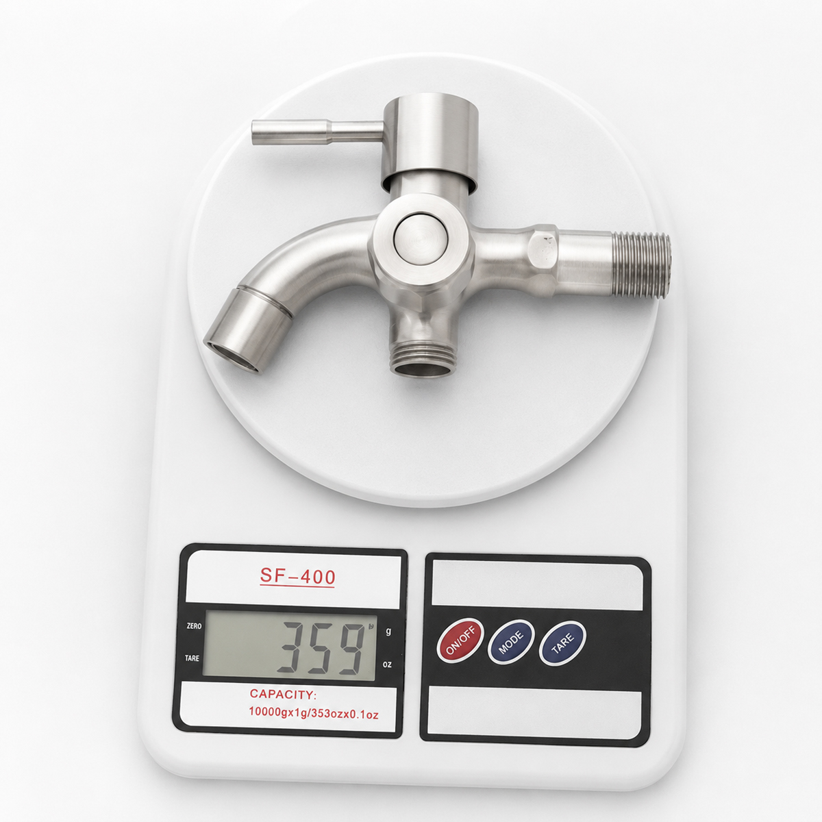 Hình ảnh cân thực tế của Eurolife EL-SL108 cho thấy trọng lượng thân sản phẩm khoảng 359g. Nội dung phù hợp với website giới thiệu vì giúp minh họa cảm giác chắc tay, độ hoàn thiện vật liệu và kết cấu ổn định của mẫu củ sen lạnh Inox SUS 304.