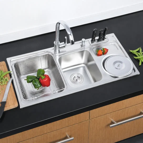 Chậu Eurolife EL-C9245 lắp trên bàn bếp với hai hộc, hố rác và bộ cài dao