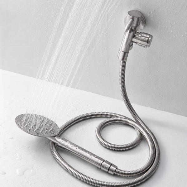 Hình ảnh Eurolife EL-SL108 lắp cùng dây sen và tay sen Inox đồng bộ thể hiện tính hài hòa trong không gian phòng tắm hiện đại. Hình phù hợp cho website giới thiệu vì làm nổi bật ngôn ngữ thiết kế, sự đồng nhất vật liệu và tính ứng dụng thẩm mỹ của sản phẩm.