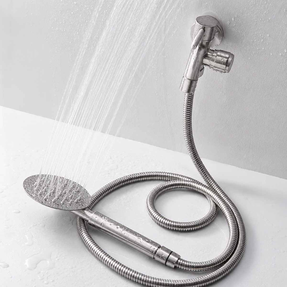 Hình ảnh Eurolife EL-SL108 lắp cùng dây sen và tay sen Inox đồng bộ thể hiện tính hài hòa trong không gian phòng tắm hiện đại. Hình phù hợp cho website giới thiệu vì làm nổi bật ngôn ngữ thiết kế, sự đồng nhất vật liệu và tính ứng dụng thẩm mỹ của sản phẩm.