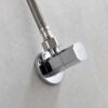 Van góc Eurolife EL-VG01 lắp đặt gọn sát tường và kết nối với dây cấp nước, thể hiện thiết kế Chrome đồng bộ cho không gian.