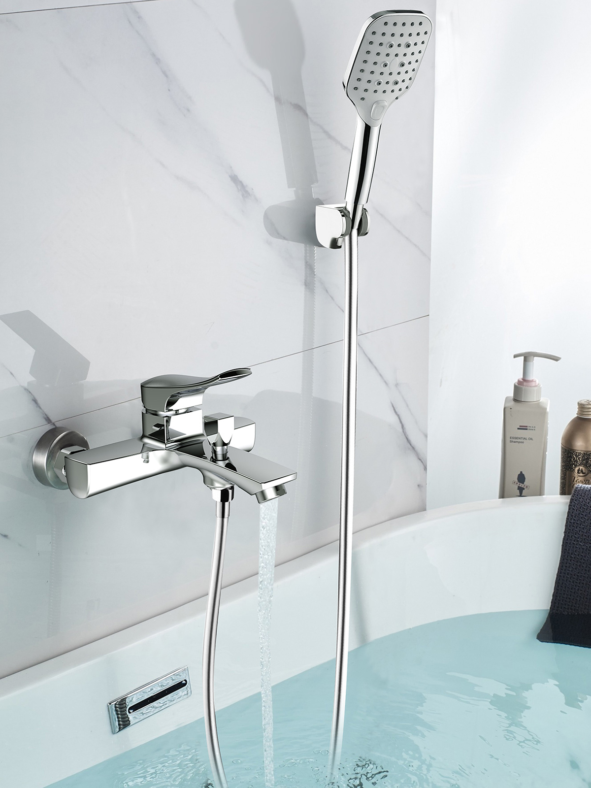 Hình ảnh lắp đặt thực tế củ sen nóng lạnh Eurolife EL-ROS 01 trong phòng tắm, thể hiện thiết kế mạ Chrome sáng bóng, tay sen đi kèm và đầu xả dưới tiện dụng.