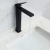 Hình ảnh lắp đặt thực tế vòi lavabo nóng lạnh Eurolife EL-HAVENT 04 trên chậu lavabo, thể hiện thân vòi cao, màu đen PVD và dòng nước tạo bọt phù hợp phòng tắm hiện đại.