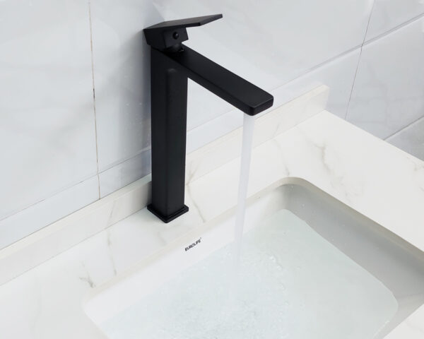 Hình ảnh lắp đặt thực tế vòi lavabo nóng lạnh Eurolife EL-HAVENT 04 trên chậu lavabo, thể hiện thân vòi cao, màu đen PVD và dòng nước tạo bọt phù hợp phòng tắm hiện đại.