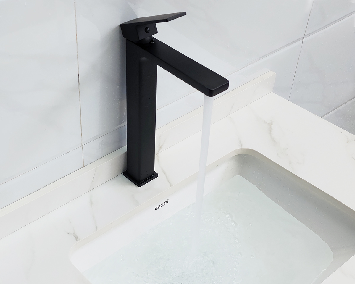 Hình ảnh lắp đặt thực tế vòi lavabo nóng lạnh Eurolife EL-HAVENT 04 trên chậu lavabo, thể hiện thân vòi cao, màu đen PVD và dòng nước tạo bọt phù hợp phòng tắm hiện đại.