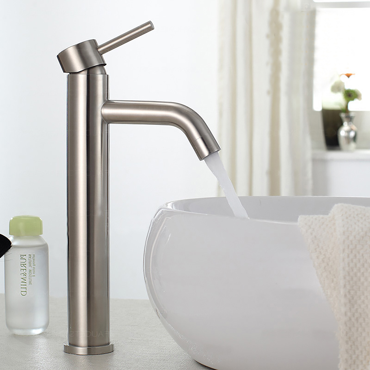 Vòi lavabo nóng lạnh Eurolife EL-D22 lắp đặt thực tế trên chậu lavabo đặt bàn, phù hợp không gian phòng tắm hiện đại.