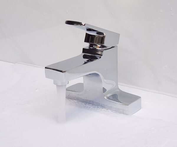 Hình ảnh lắp đặt thực tế vòi lavabo nóng lạnh Eurolife EL-DAISY 03, thể hiện thiết kế 2 chân vuông vắn, bề mặt mạ Chrome sáng bóng và dòng nước tạo bọt khi sử dụng.