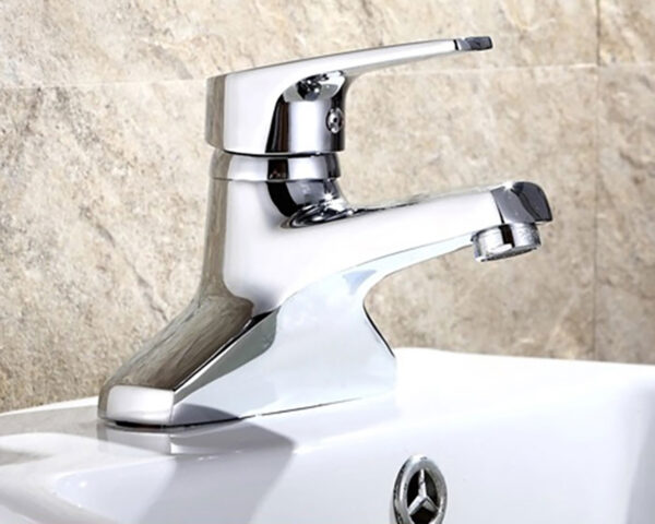 Hình lắp đặt thực tế vòi lavabo nóng lạnh Eurolife EL-IRIS 03 trên chậu rửa, thể hiện thiết kế hiện đại, bề mặt Chrome sáng bóng và sự phù hợp với không gian phòng tắm.
