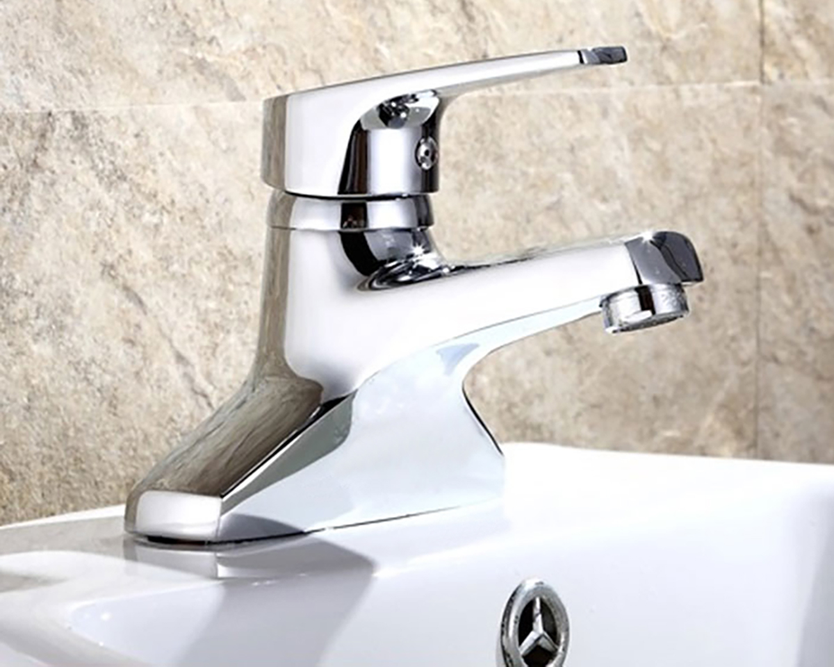 Hình lắp đặt thực tế vòi lavabo nóng lạnh Eurolife EL-IRIS 03 trên chậu rửa, thể hiện thiết kế hiện đại, bề mặt Chrome sáng bóng và sự phù hợp với không gian phòng tắm.