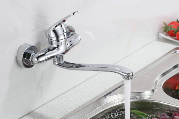 Hình ảnh lắp đặt thực tế vòi rửa chén nóng lạnh Eurolife EL-T016AT trong khu vực bếp, thể hiện dòng nước ổn định và thiết kế gắn tường tiện dụng.