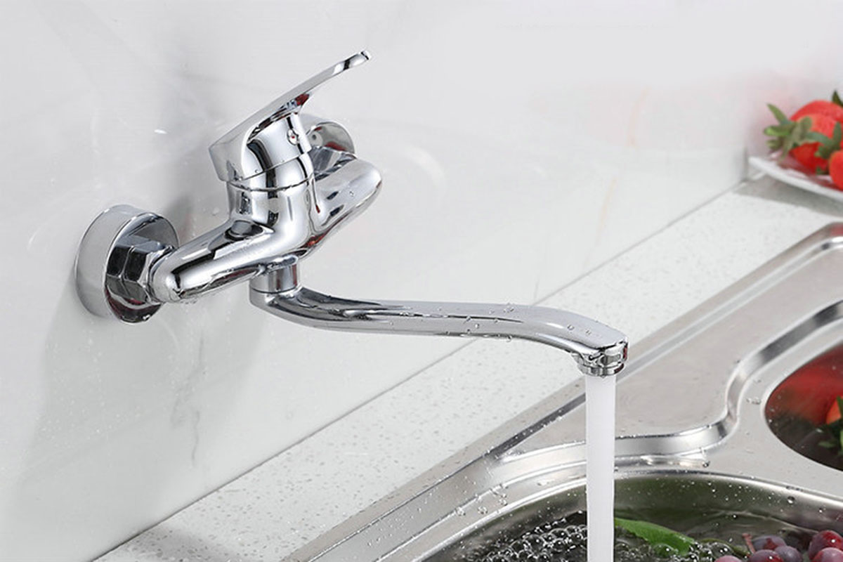 Hình ảnh lắp đặt thực tế vòi rửa chén nóng lạnh Eurolife EL-T016AT trong khu vực bếp, thể hiện dòng nước ổn định và thiết kế gắn tường tiện dụng.