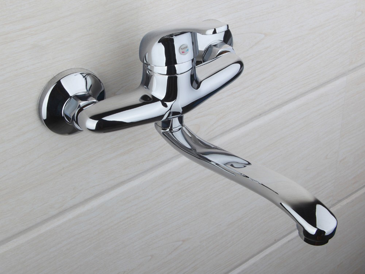Hình ảnh vòi rửa chén nóng lạnh Eurolife EL-T016AT được lắp đặt gắn tường, phù hợp với không gian bếp cần thiết kế gọn gàng và tiết kiệm diện tích mặt chậu.