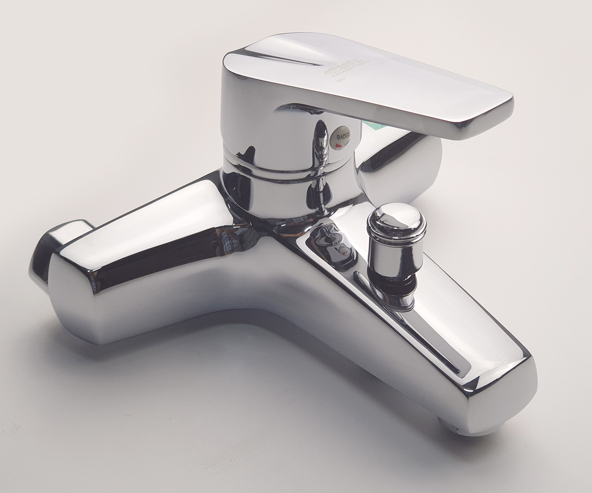 Hình ảnh lớp mạ Chrome sáng bóng trên củ sen Eurolife EL-IRIS 01, giúp sản phẩm có vẻ ngoài hiện đại, dễ vệ sinh và phù hợp nhiều không gian phòng tắm.