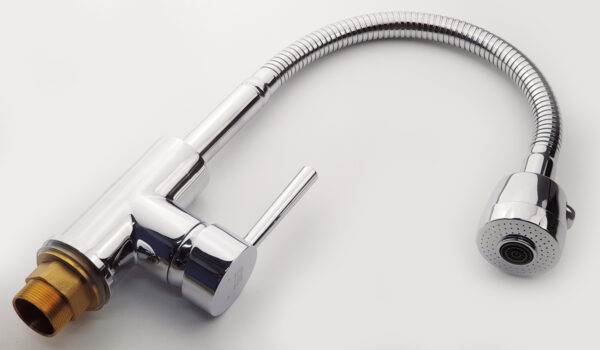 Bề mặt mạ Chrome 5 lớp của vòi rửa chén Eurolife EL-KM03 sáng bóng, dễ lau chùi và phù hợp không gian bếp hiện đại.