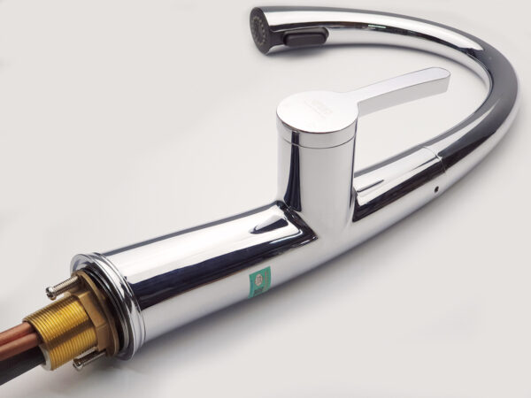 Bề mặt mạ Chrome 5 lớp của vòi rửa chén Eurolife EL-KM07 tạo độ sáng bóng, sang trọng và dễ vệ sinh.