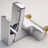 Hình ảnh bề mặt mạ Chrome sáng bóng của vòi lavabo nóng lạnh Eurolife EL-DAISY 03, thể hiện công nghệ hoàn thiện bề mặt sạch đẹp, sang trọng và dễ vệ sinh.