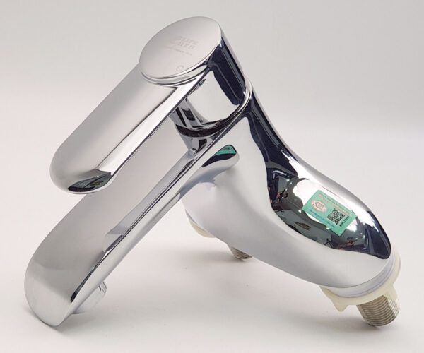 Hình ảnh bề mặt mạ Chrome sáng bóng của vòi lavabo nóng lạnh Eurolife EL-VIO 03, thể hiện độ hoàn thiện và thiết kế sang trọng.