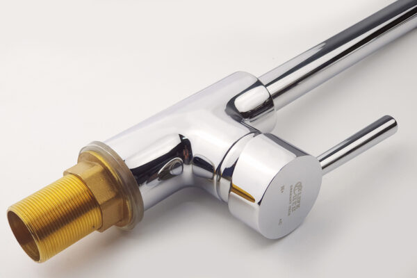 Bề mặt mạ Chrome của vòi rửa chén nóng lạnh Eurolife EL-KM01 có độ sáng bóng cao, dễ lau chùi và phù hợp không gian bếp hiện đại.