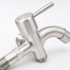 Hình ảnh góc nghiêng của Eurolife EL-SL108 thể hiện rõ đường cong đầu xả, thân Inox SUS 304 và sự liền mạch trong tạo hình sản phẩm. Nội dung phù hợp cho web giới thiệu khi cần nhấn mạnh yếu tố thiết kế tinh gọn, hiện đại và bền bỉ.