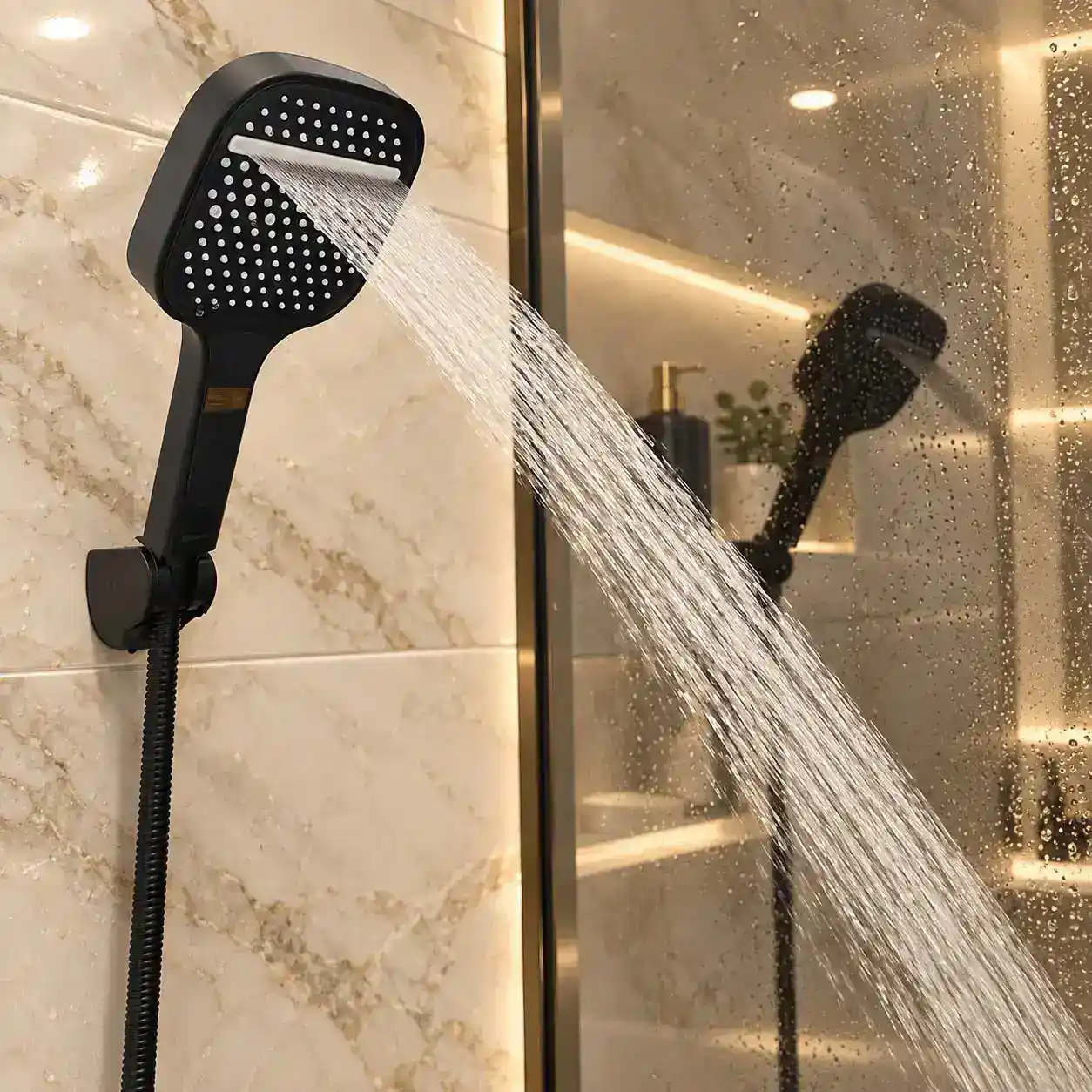 Tay sen PVD đen Eurolife EL-128SH-D đang phun thác nước từ dải phun riêng trên mặt sen