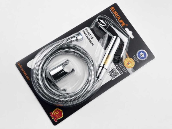 Quy cách đóng gói bộ vòi xịt vệ sinh Eurolife EL-X12-T gồm tay xịt, dây dẫn và bát gác trên vỉ sản phẩm chính hãng.
