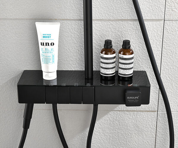 Hình ảnh kệ để đồ tích hợp trên sen cây Eurolife EL-SC905 màu đen, giúp đặt sữa tắm, dầu gội và vật dụng phòng tắm gọn gàng, tiện lợi khi sử dụng.