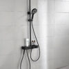 Hình ảnh sen cây Eurolife EL-SC905 màu đen được lắp thực tế trong phòng tắm, bát sen vuông đang chảy nước đều, kết hợp tay sen, kệ để đồ và cụm củ sen có màn hình LED tiện dụng.