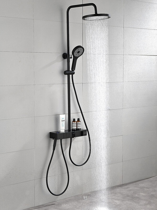 Hình ảnh sen cây Eurolife EL-SC905 màu đen được lắp thực tế trong phòng tắm, bát sen vuông đang chảy nước đều, kết hợp tay sen, kệ để đồ và cụm củ sen có màn hình LED tiện dụng.