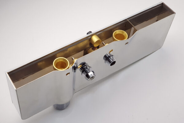 Cấu tạo thân đồng bên trong củ sen cây Eurolife EL-SC907, kết hợp vỏ Inox sáng bóng, các chân kết nối nước nóng lạnh và đầu ren kết nối dây sen, hỗ trợ độ bền khi sử dụng lâu dài.