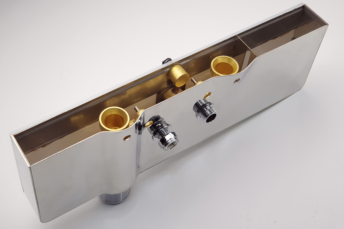 Cấu tạo thân đồng bên trong củ sen cây Eurolife EL-SC907, kết hợp vỏ Inox sáng bóng, các chân kết nối nước nóng lạnh và đầu ren kết nối dây sen, hỗ trợ độ bền khi sử dụng lâu dài.