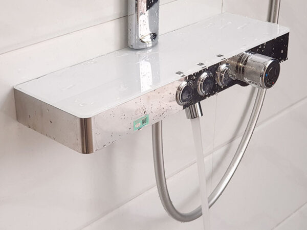 Sen cây Eurolife EL-SC907 có đầu xả dưới tạo bọt, thân củ sen mặt kiếng cường lực, 3 nút nhấn chuyển chế độ và núm xoay nóng lạnh, hỗ trợ lấy nước nhanh trong phòng tắm.