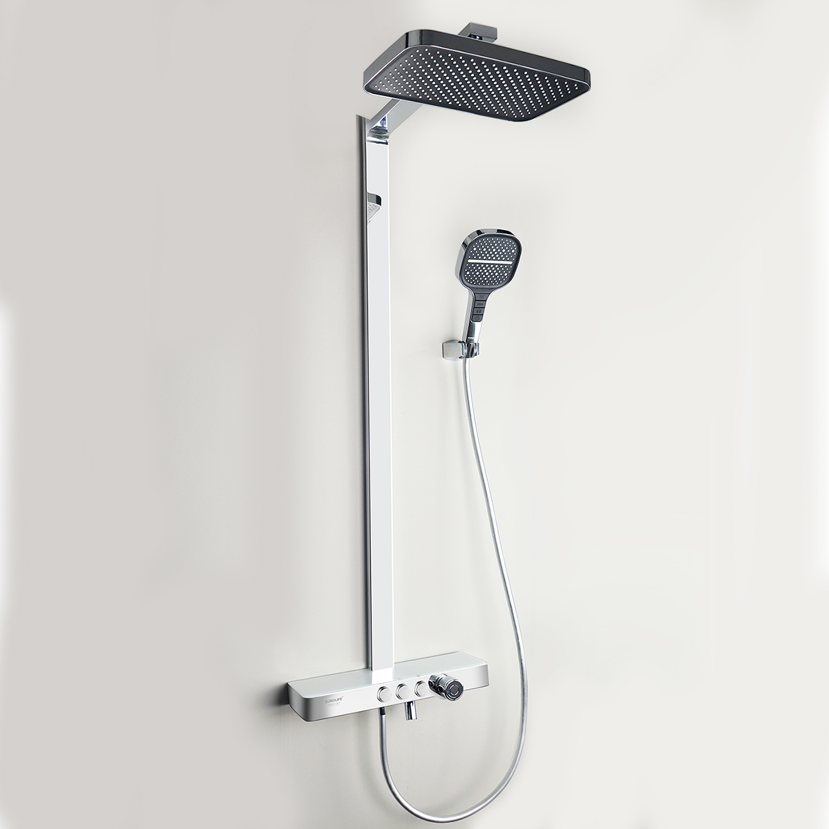 Sen cây Eurolife EL-SC907 lắp đặt thực tế trên tường phòng tắm, thiết kế dáng vuông hiện đại, bát sen lớn, tay sen cầm tay và cụm điều khiển 3 nút nhấn tiện dụng.