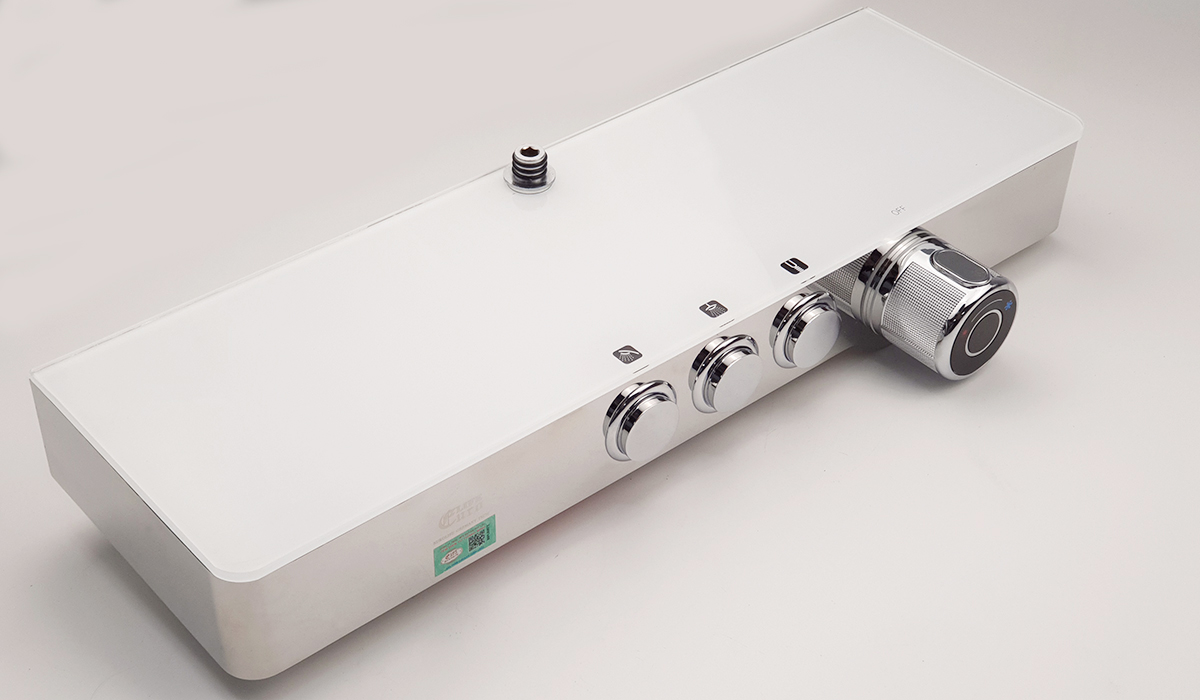 Thân củ sen cây Eurolife EL-SC907 với mặt kiếng cường lực, vỏ Inox sáng bóng, núm xoay nóng lạnh, đầu kết nối dây sen và 3 nút nhấn riêng biệt cho 3 chế độ chảy.