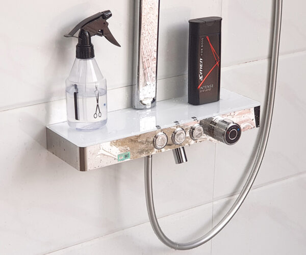 Sen cây Eurolife EL-SC907 có thân củ sen tích hợp kệ để đồ tiện dụng, mặt kiếng cường lực phẳng sáng, 3 nút nhấn chuyển chế độ và núm xoay nóng lạnh dễ thao tác.