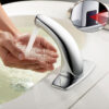 Hình ảnh sử dụng thực tế vòi lavabo cảm ứng Eurolife EL-A100 với dòng nước tự động, giúp người dùng rửa tay thuận tiện hơn.