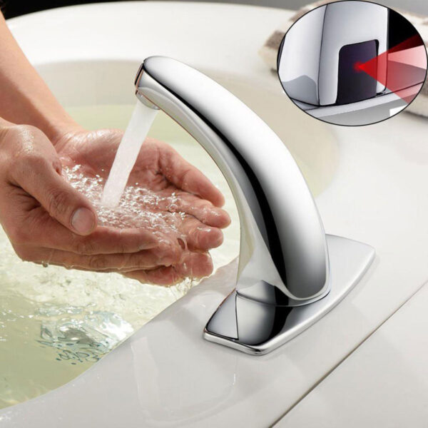 Hình ảnh sử dụng thực tế vòi lavabo cảm ứng Eurolife EL-A100 với dòng nước tự động, giúp người dùng rửa tay thuận tiện hơn.