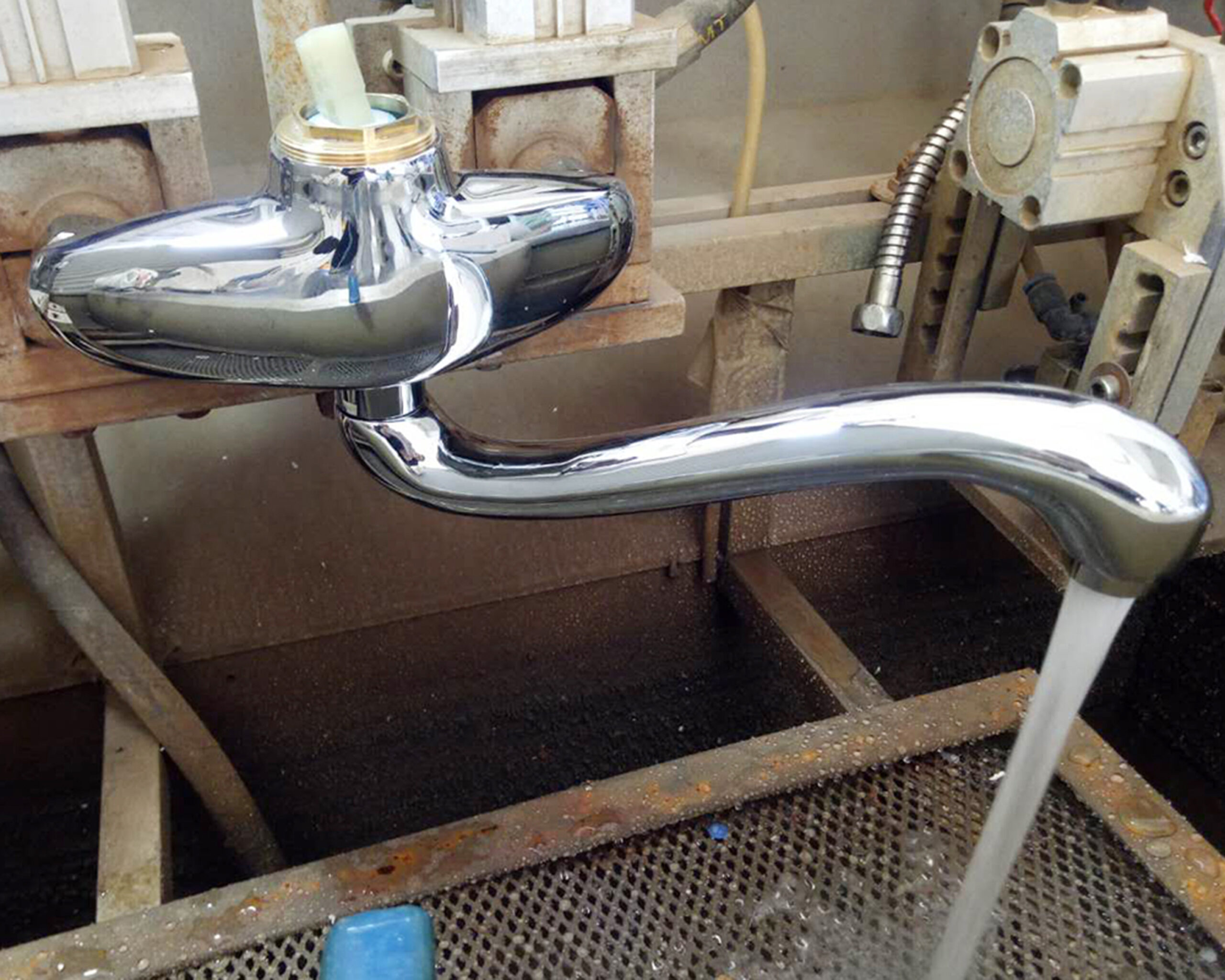 Vòi rửa chén Eurolife EL-T016AT được kiểm tra bằng máy thủy áp trong quy trình kiểm tra chất lượng trước khi phân phối.