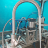 Hình test vòi rửa chén Eurolife EL-KM09 bằng máy thủy áp trong quy trình kiểm tra chất lượng sản phẩm.