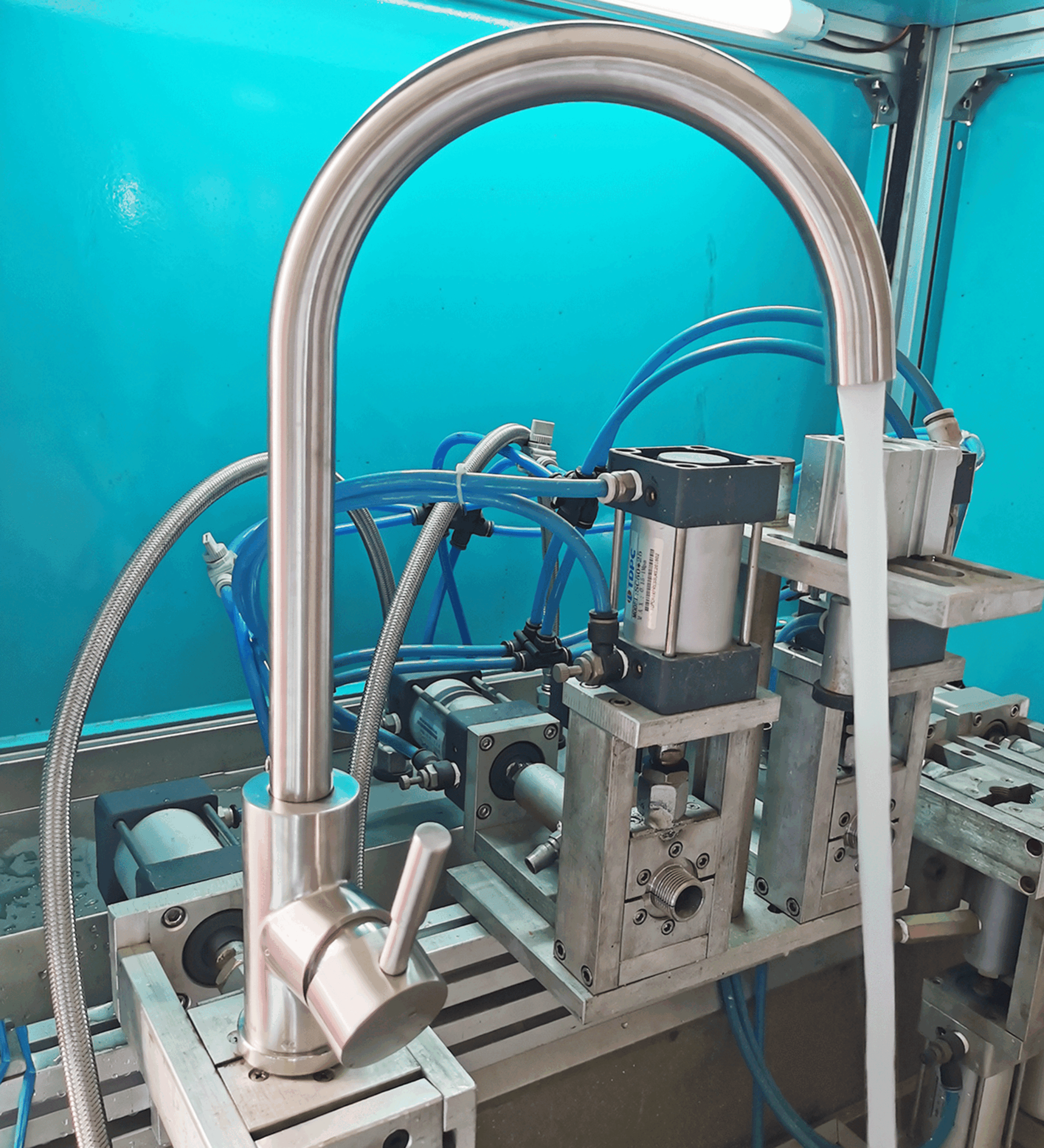 Hình test vòi rửa chén Eurolife EL-KM09 bằng máy thủy áp trong quy trình kiểm tra chất lượng sản phẩm.