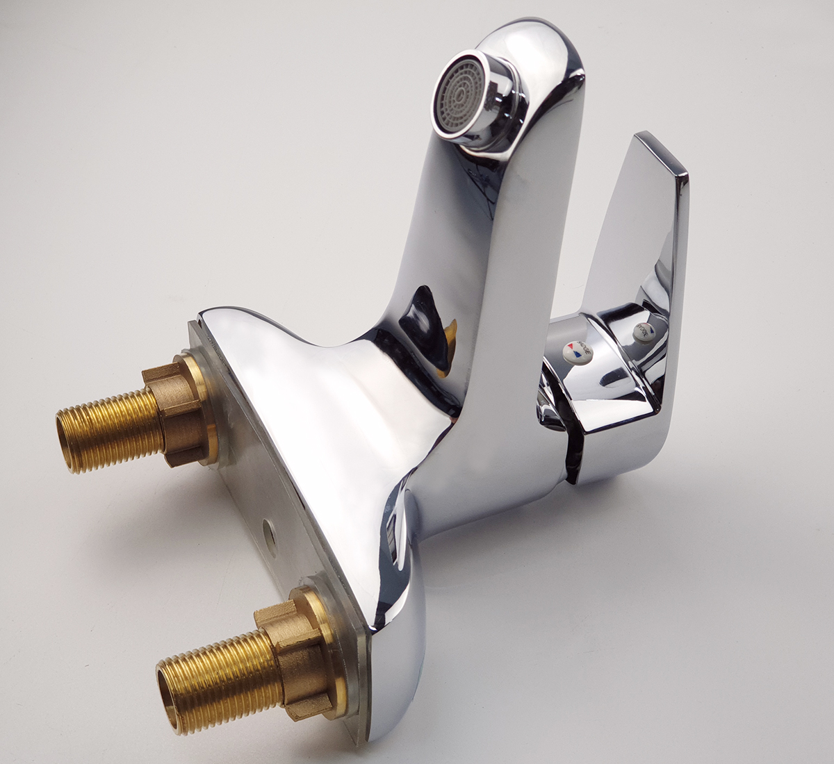 Hình ảnh thân đồng của vòi lavabo nóng lạnh 2 chân Eurolife EL-SUN 03 trước công đoạn hoàn thiện bề mặt, thể hiện vật liệu và cấu tạo sản phẩm.