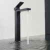 Hình ảnh vòi lavabo nóng lạnh Eurolife EL-HAVENT 04 thân cao 30cm đang xả nước thực tế, thể hiện dòng nước tạo bọt êm, hạn chế văng bắn khi sử dụng với lavabo dương bàn.