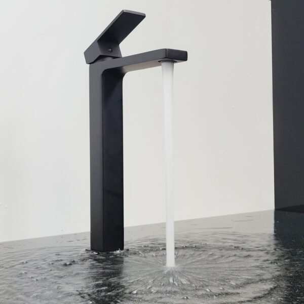 Hình ảnh vòi lavabo nóng lạnh Eurolife EL-HAVENT 04 thân cao 30cm đang xả nước thực tế, thể hiện dòng nước tạo bọt êm, hạn chế văng bắn khi sử dụng với lavabo dương bàn.