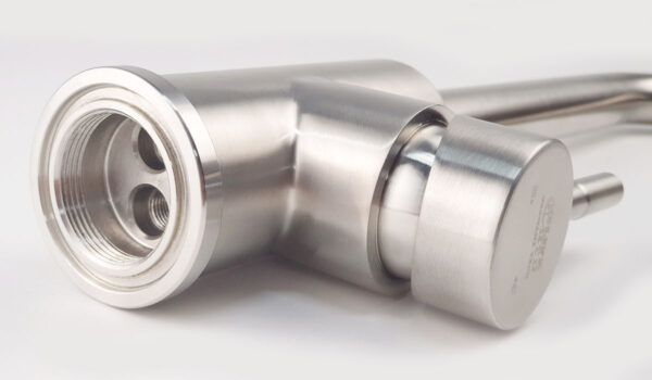 Chi tiết thân vòi rửa chén Eurolife EL-KM09 với thiết kế cần cong, tay gạt tròn và bề mặt inox xước mờ.
