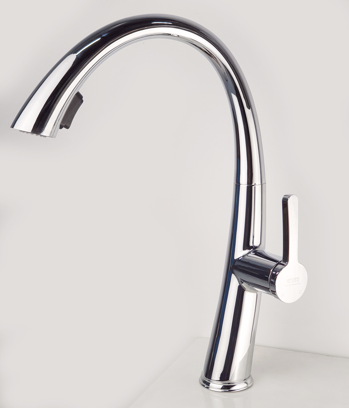 Thân vòi rửa chén Eurolife EL-KM07 bằng Đồng H61, mạ Chrome 5 lớp, thiết kế cong mềm mại và sang trọng.