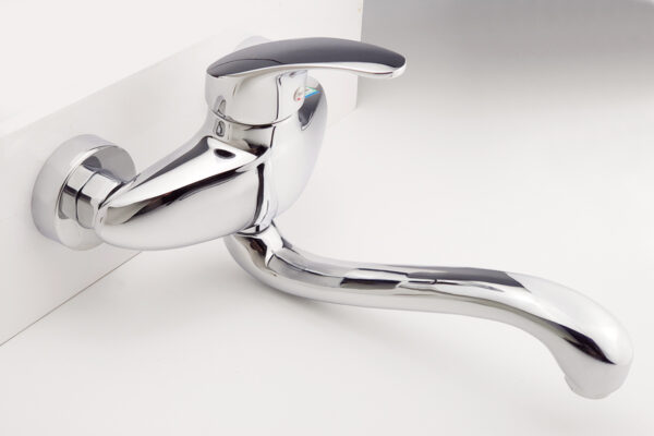 Thân vòi rửa chén âm tường Eurolife EL-T015AT bằng Đồng H61 mạ Chrome 5 lớp, thiết kế chắc chắn và sang trọng.