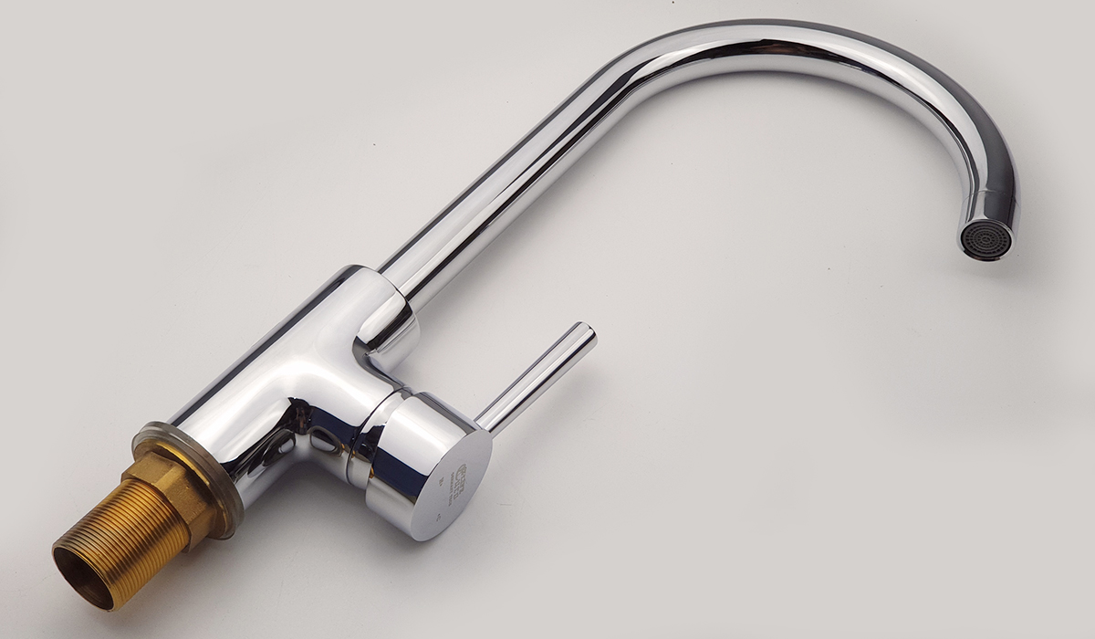 Thân vòi rửa chén nóng lạnh Eurolife EL-KM01 thiết kế chắc chắn, mạ Chrome sáng bóng, tay gạt tiện dụng và chân ren kết nối bằng Đồng.