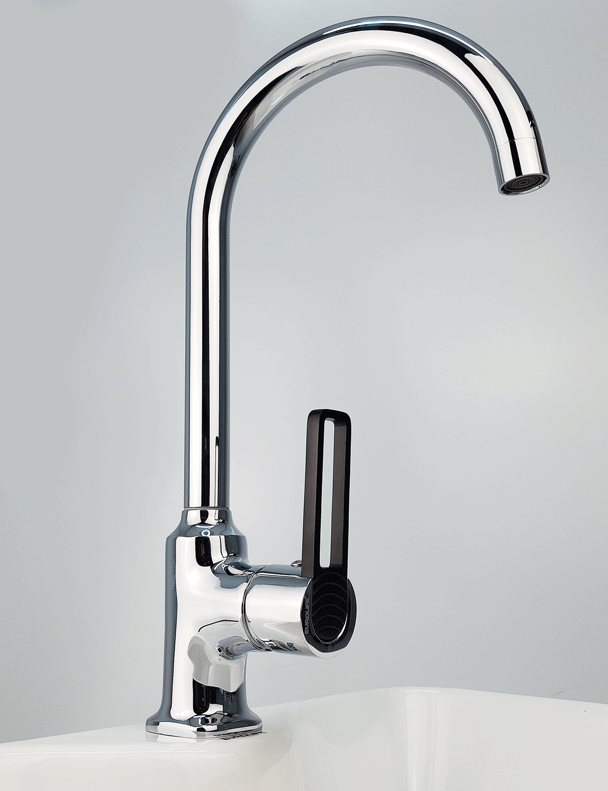 Hình tổng thể vòi rửa chén Eurolife EL-KM12 với thân đồng H61, mạ Chrome 5 lớp, cần vòi cong và tay gạt hiện đại.